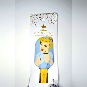 Disney Princess Cinderella Spatula & Glass Slipper Cookie Cutter Set.